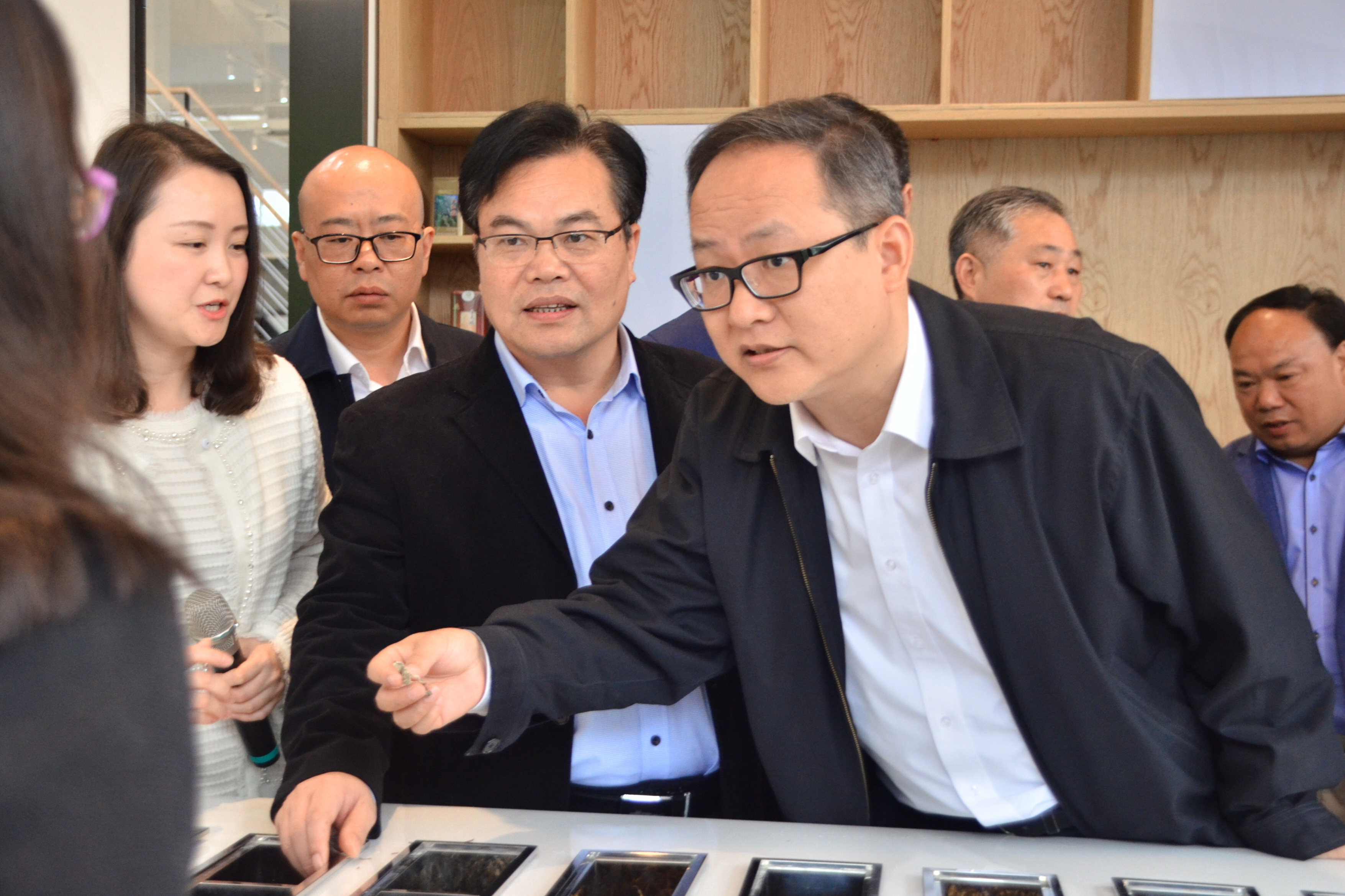 杭州市政府副秘书长张文戈一行考察milan.com特种茶中心
