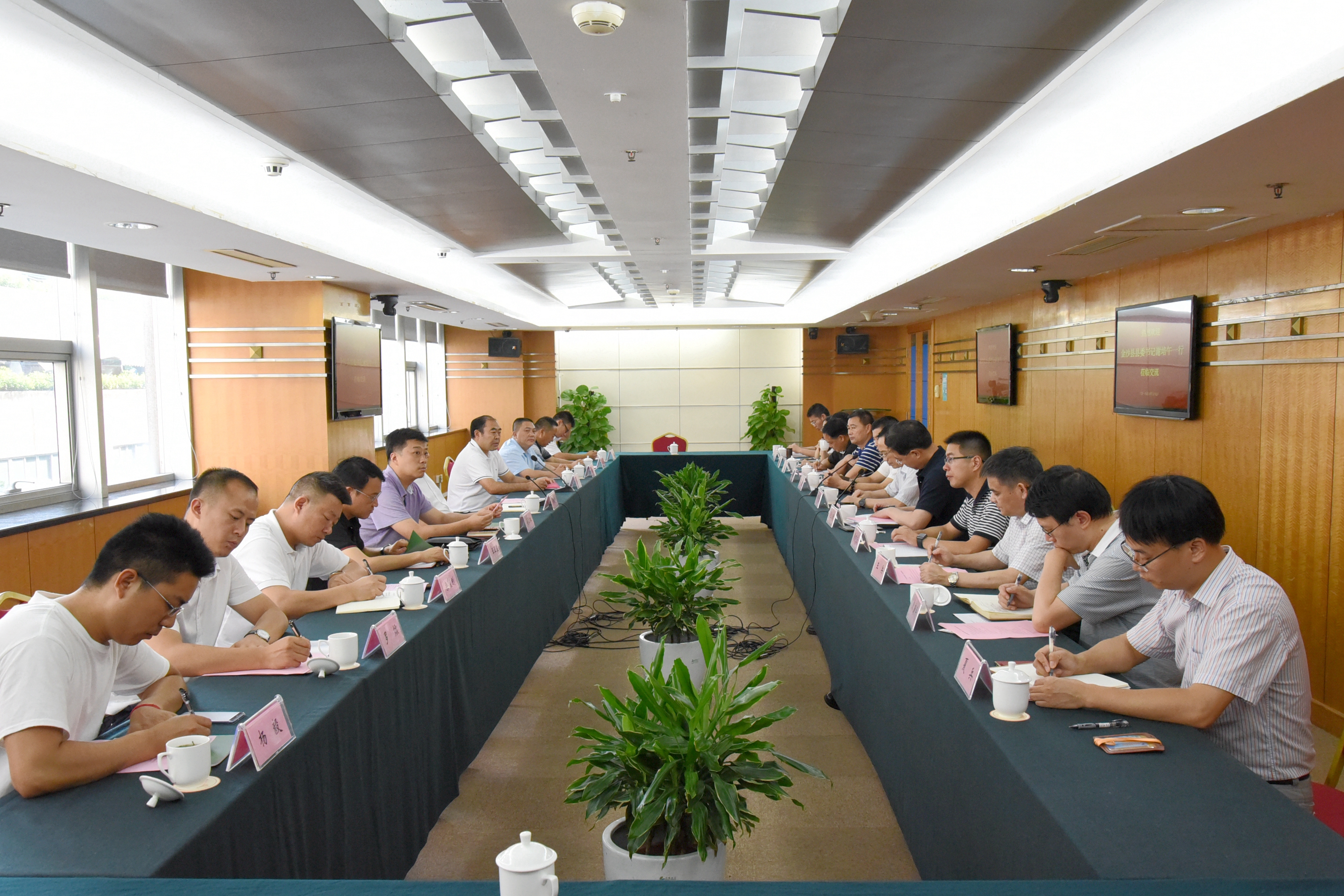 依托茶产业扶贫攻坚 打造东西协作新典范 milan.com与金沙县委县政府交流座谈