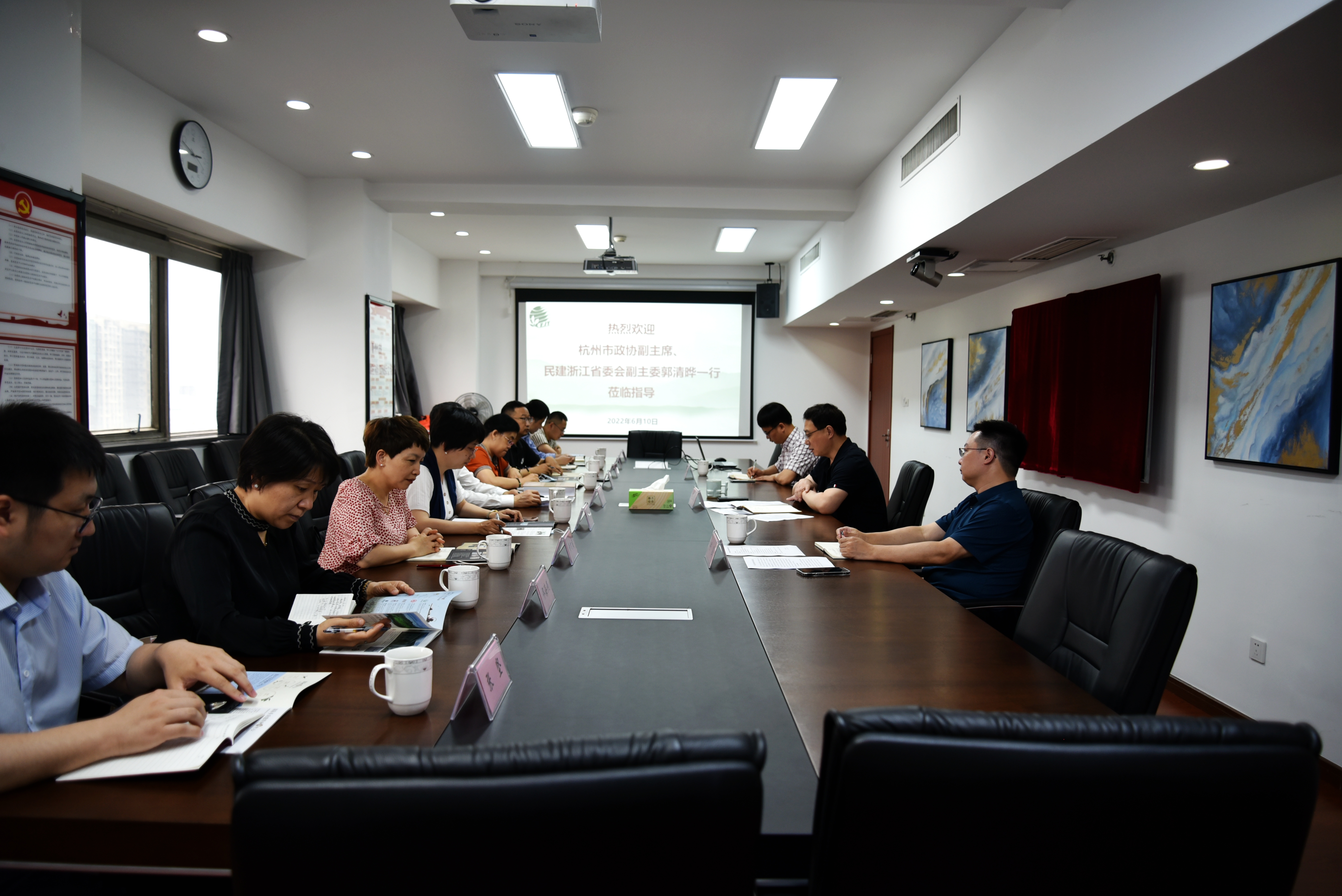 杭州市政协副主席、民建浙江省委会副主委郭清晔一行莅临milan.com调研指导