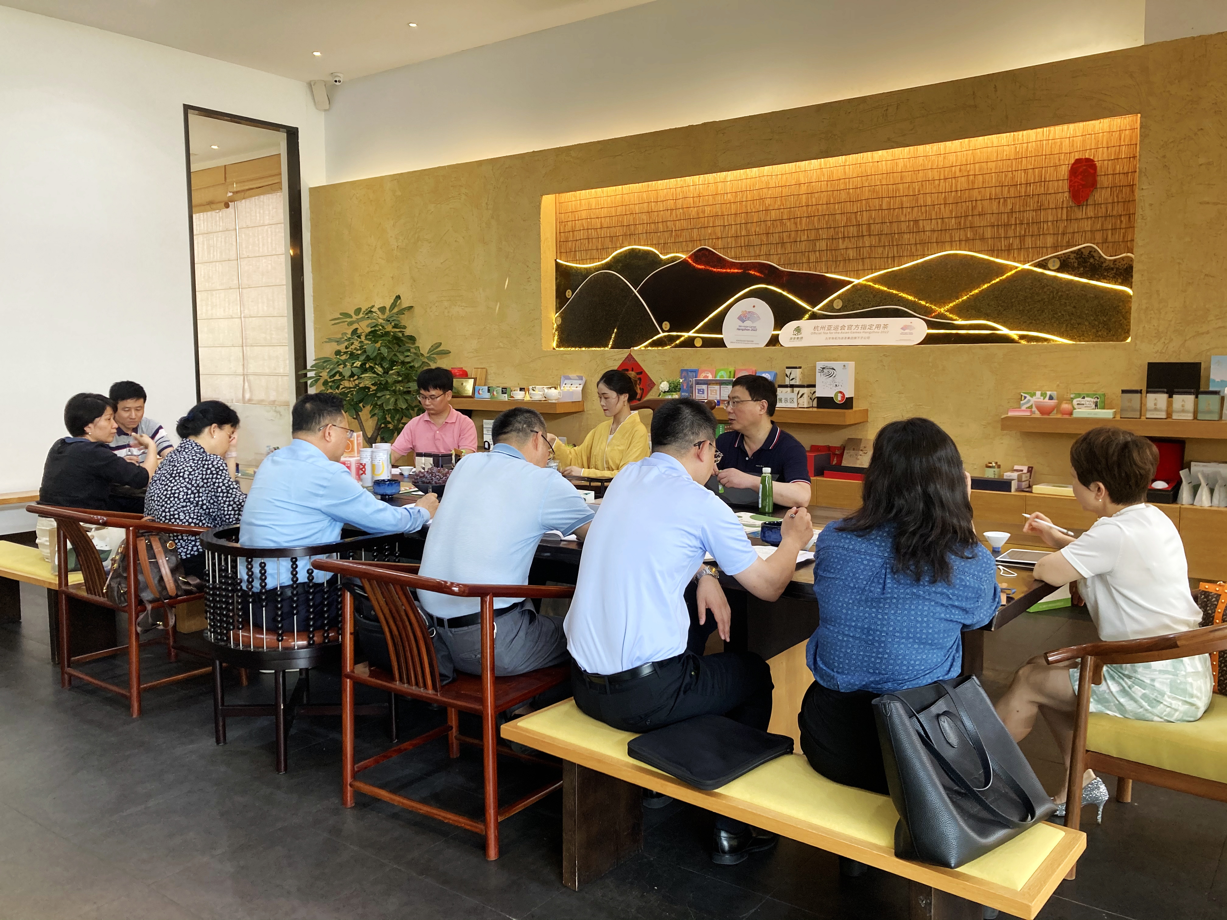 杭州市政协副主席郭清晔一行走访调研milan.com骆驼九宇公司